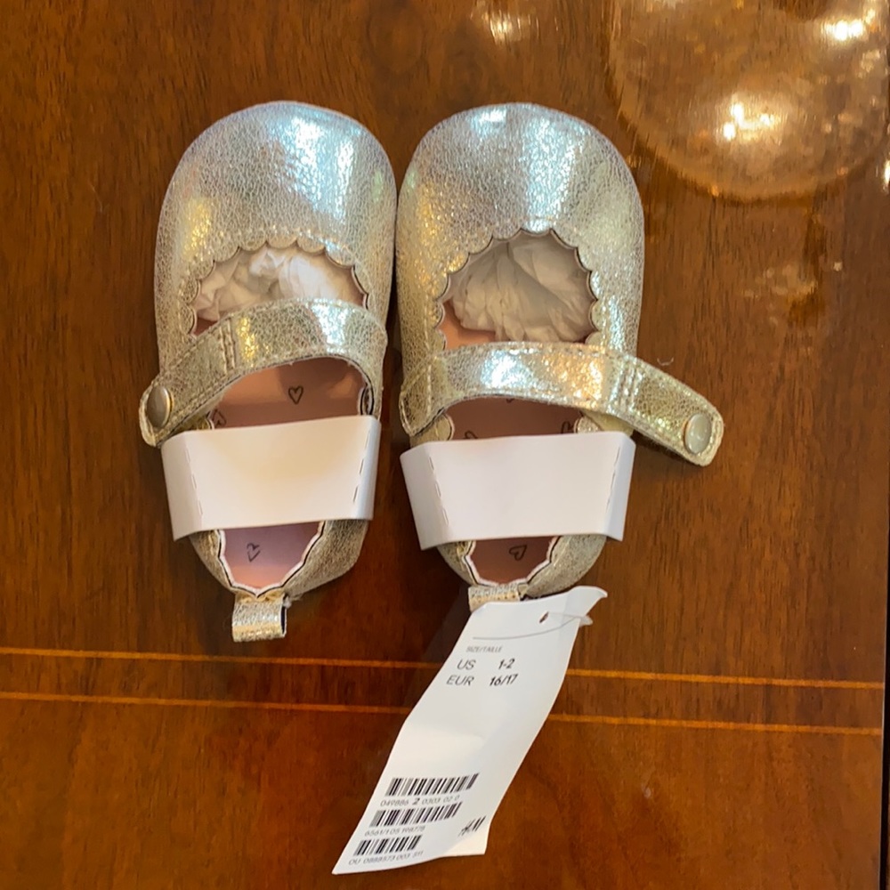 NET size 16/17 H&M Gold baby shoes